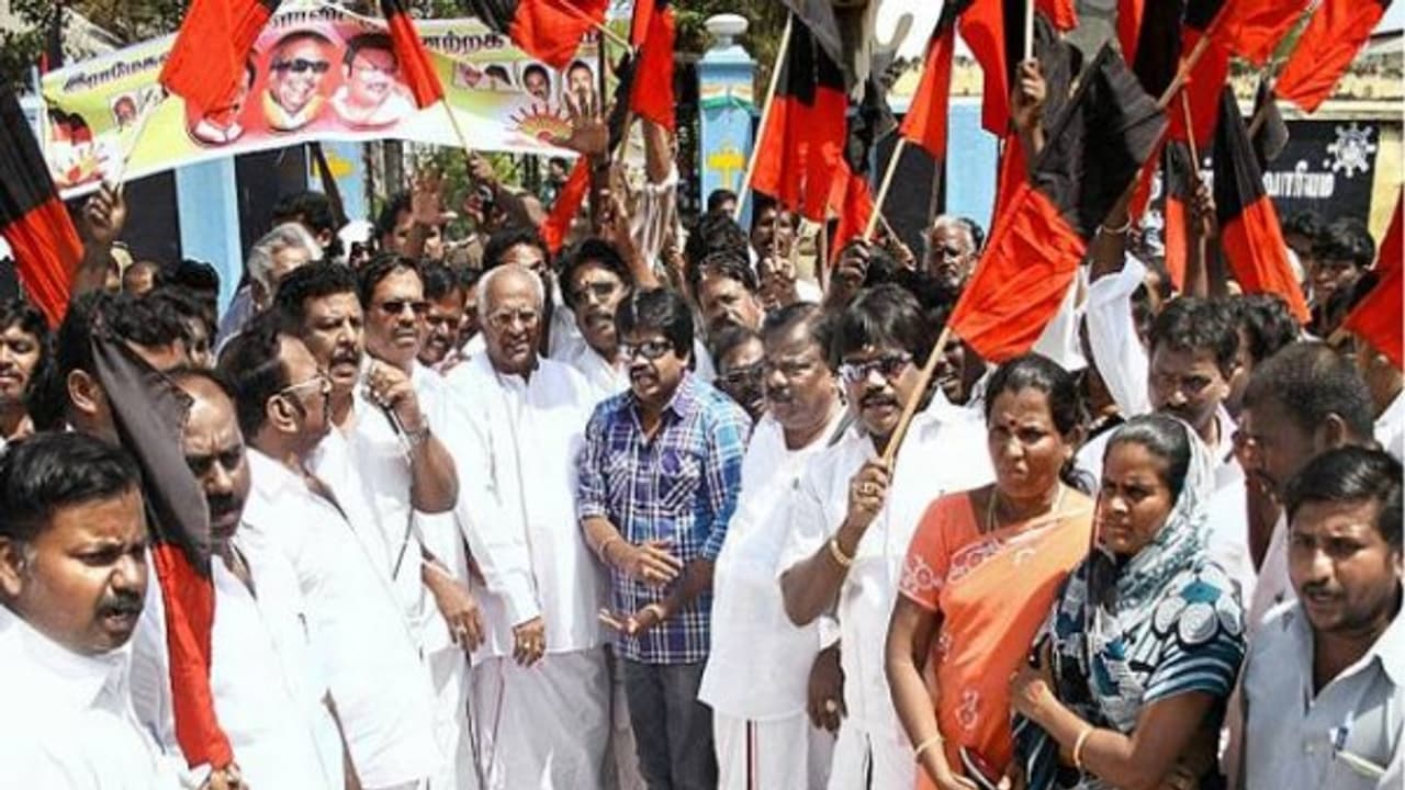 நிர்மலா சீதாராமனுக்கு செருப்பு, கல்வீச்சு, கருப்புக் கொடி நிர்மலா சீதாராமனுக்கு செருப்பு, கல்வீச்சு, கருப்புக் கொடி