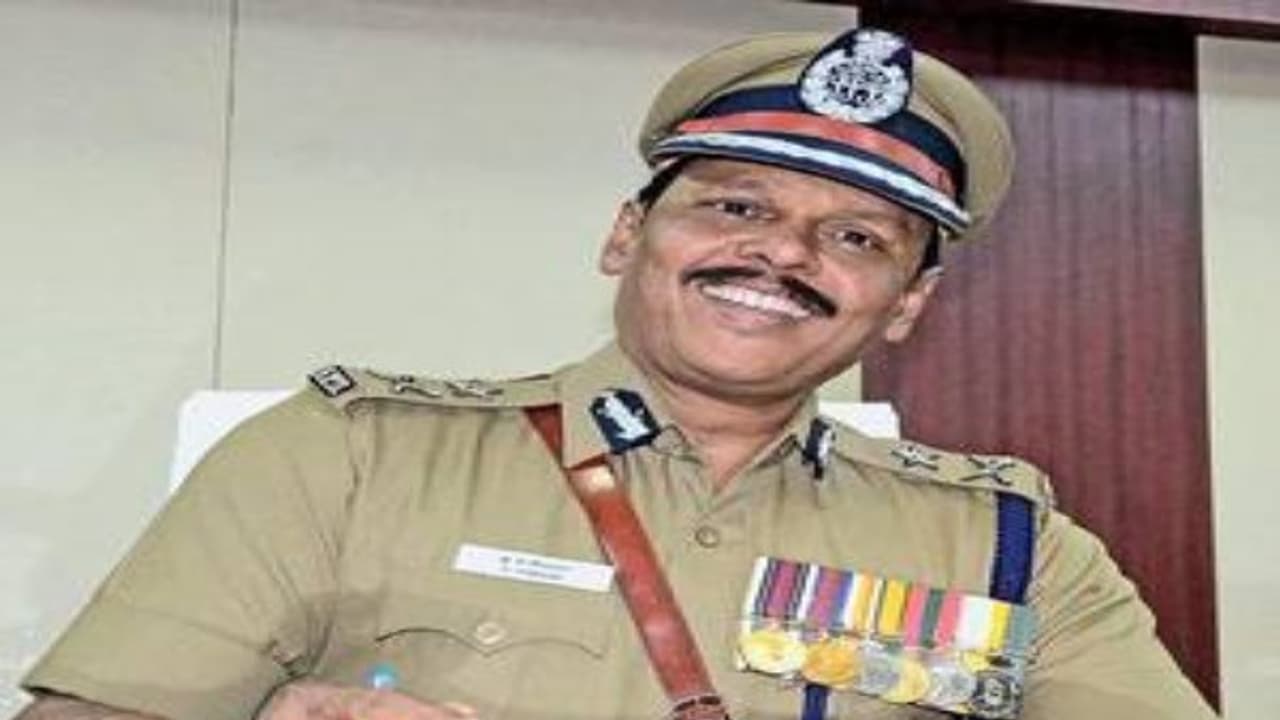 மோட்டார் சைக்கிள் பந்தயங்களில் ஈடுபடுவோரைப் பிடிக்க தனிப்படை கோயம்புத்தூர் காவல் ஆணையர் அதிரடி... மோட்டார் சைக்கிள் பந்தயங்களில் ஈடுபடுவோரைப் பிடிக்க தனிப்படை கோயம்புத்தூர் காவல் ஆணையர் அதிரடி...