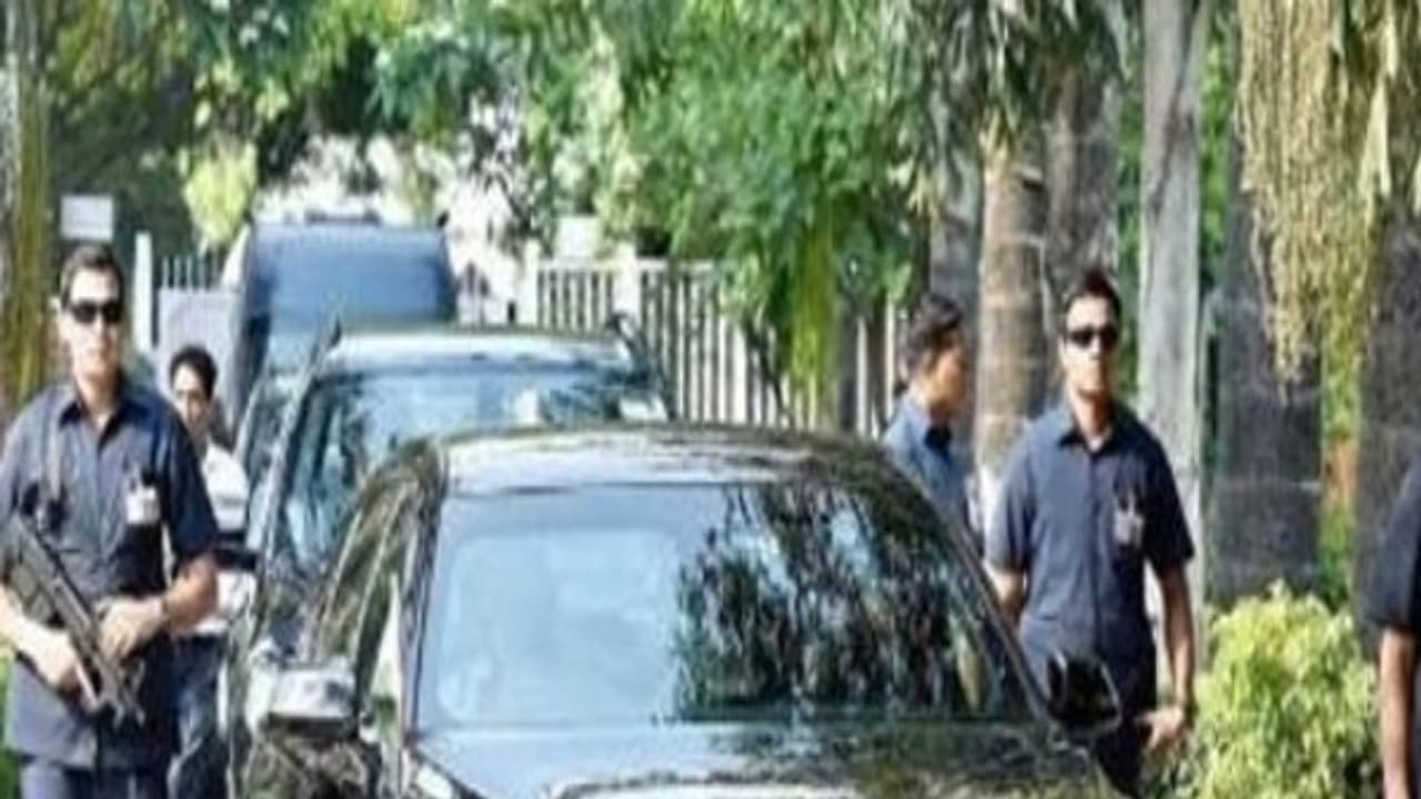 பிரதமரின் பாதுகாப்பு வாகனங்களை திசை திருப்பிய போலீசார் சஸ்பெண்ட்...! பிரதமரின் பாதுகாப்பு வாகனங்களை திசை திருப்பிய போலீசார் சஸ்பெண்ட்...!