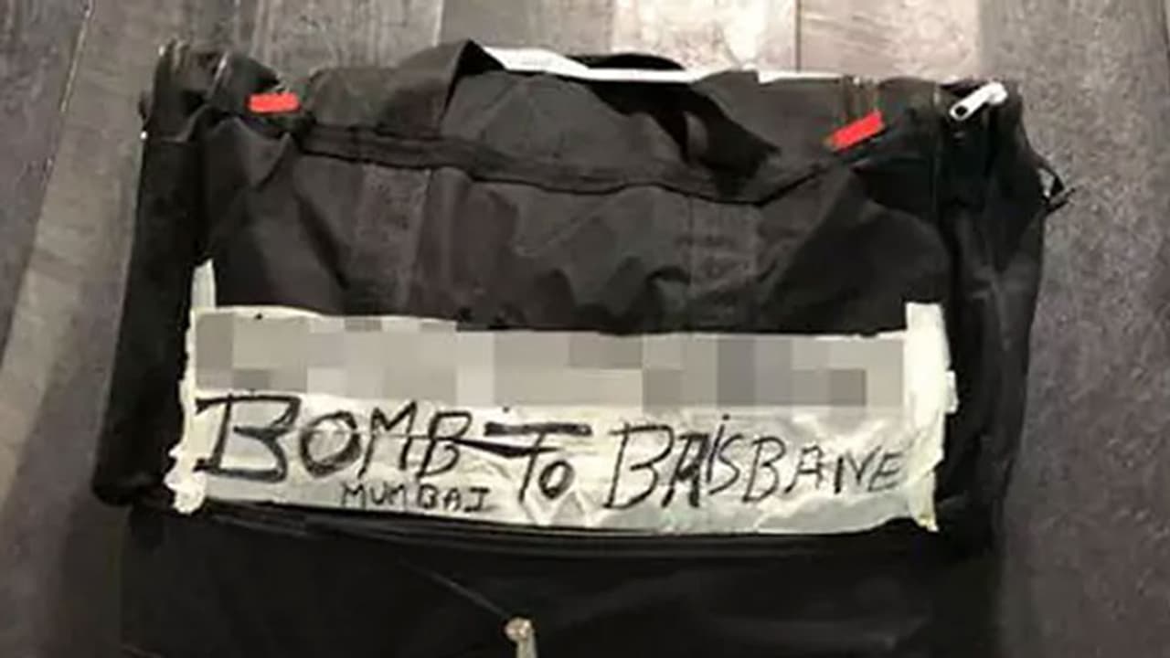 ബോംബെ എന്ന് എഴുതിയതില് അക്ഷരതെറ്റ്; പരിഭ്രാന്തിയിലായി ഉദ്യോഗസ്ഥരും യാത്രക്കാരും ബോംബെ എന്ന് എഴുതിയതില് അക്ഷരതെറ്റ്; പരിഭ്രാന്തിയിലായി ഉദ്യോഗസ്ഥരും യാത്രക്കാരും