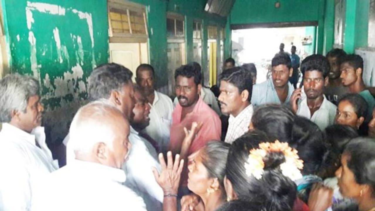 நிலுவையில் உள்ள பல இலட்சம் ரூபாயை கேட்டு பால் உற்பத்தியாளர்கள் முற்றுகைப் போராட்டம்... நிலுவையில் உள்ள பல இலட்சம் ரூபாயை கேட்டு பால் உற்பத்தியாளர்கள் முற்றுகைப் போராட்டம்...