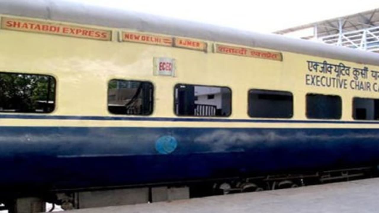 இனி ரயில் பயணத்தில் சினிமா, டி.வி. சீரியல் பார்க்கலாம் வருகிறது புதிய வசதி..!!! இனி ரயில் பயணத்தில் சினிமா, டி.வி. சீரியல் பார்க்கலாம் வருகிறது புதிய வசதி..!!!