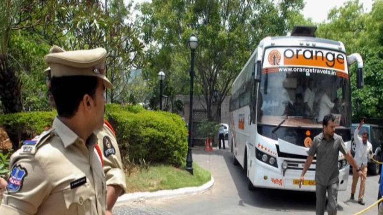 பேக் டூ பெங்களூரு….. நம்பிக்கை வாக்கெடுப்பில் பங்கேற்க ஹைதராபாத்தில் இருந்து புறப்பட்ட காங்கிரஸ், மஜத எம்எல்ஏக்கள்…. பேக் டூ பெங்களூரு….. நம்பிக்கை வாக்கெடுப்பில் பங்கேற்க ஹைதராபாத்தில் இருந்து புறப்பட்ட காங்கிரஸ், மஜத எம்எல்ஏக்கள்….