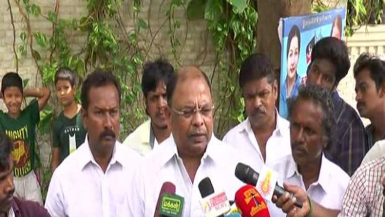 "அதிமுக அணிகளை தினகரன்தான் இணைப்பார்" வெற்றிவேல் எம்.எல்.ஏ அதிரடி!! "அதிமுக அணிகளை தினகரன்தான் இணைப்பார்" வெற்றிவேல் எம்.எல்.ஏ அதிரடி!!