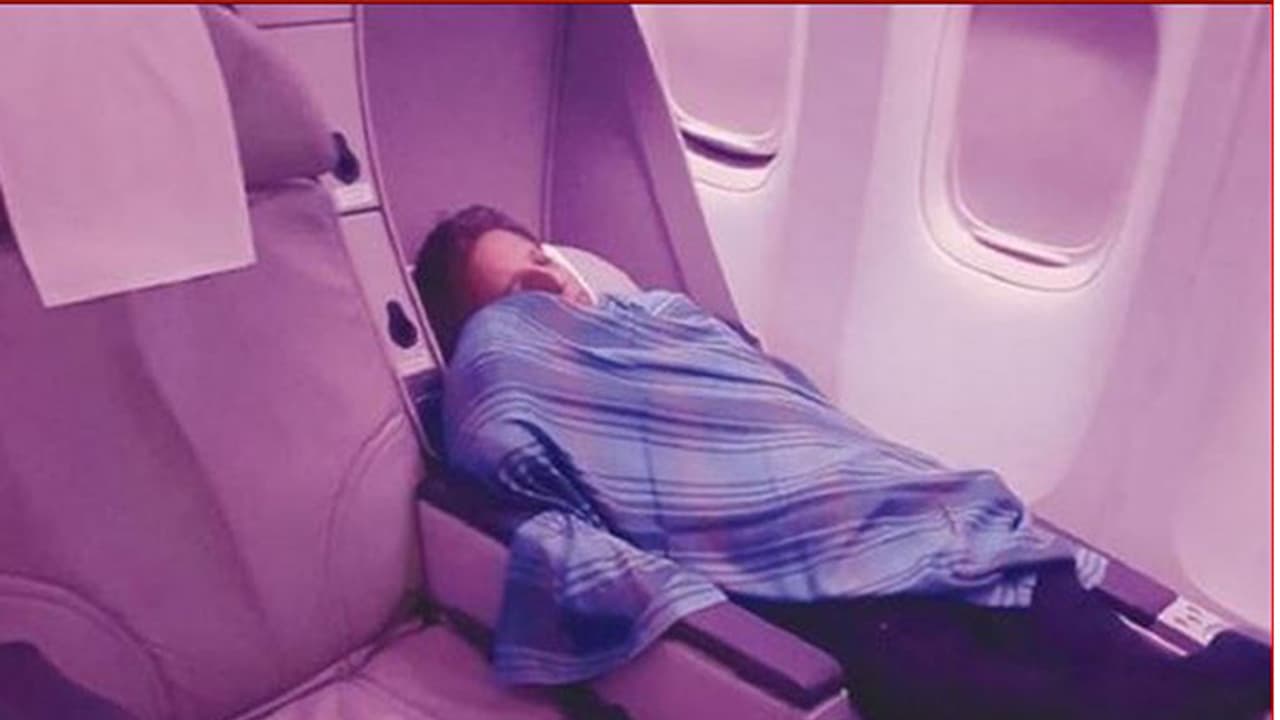 ಚಲಿಸುತ್ತಿದ್ದ ವಿಮಾನದಲ್ಲಿ 2 ಗಂಟೆ ನಿದ್ದೆ ಮಾಡಿದ ಪೈಲಟ್ : ಮುಂದೇನಾಯ್ತು ? ಚಲಿಸುತ್ತಿದ್ದ ವಿಮಾನದಲ್ಲಿ 2 ಗಂಟೆ ನಿದ್ದೆ ಮಾಡಿದ ಪೈಲಟ್ : ಮುಂದೇನಾಯ್ತು ?