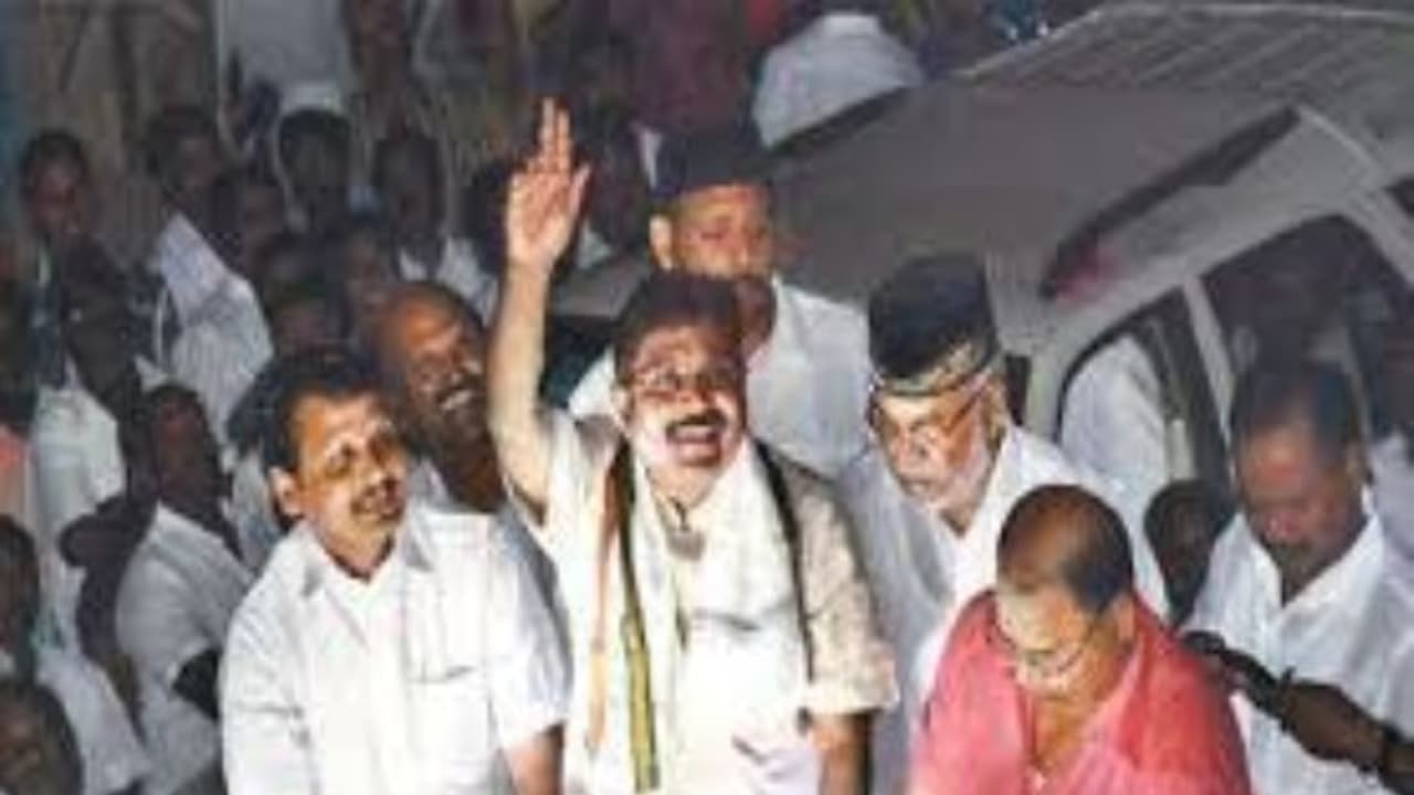 உருவானது டி.டி.வி. அணியில் சலசலப்பு .. நீயா ? நானா ? போட்டியில் அடித்துக்கொள்ளும் ஆதரவாளர்கள் .... உருவானது டி.டி.வி. அணியில் சலசலப்பு .. நீயா ? நானா ? போட்டியில் அடித்துக்கொள்ளும் ஆதரவாளர்கள் ....