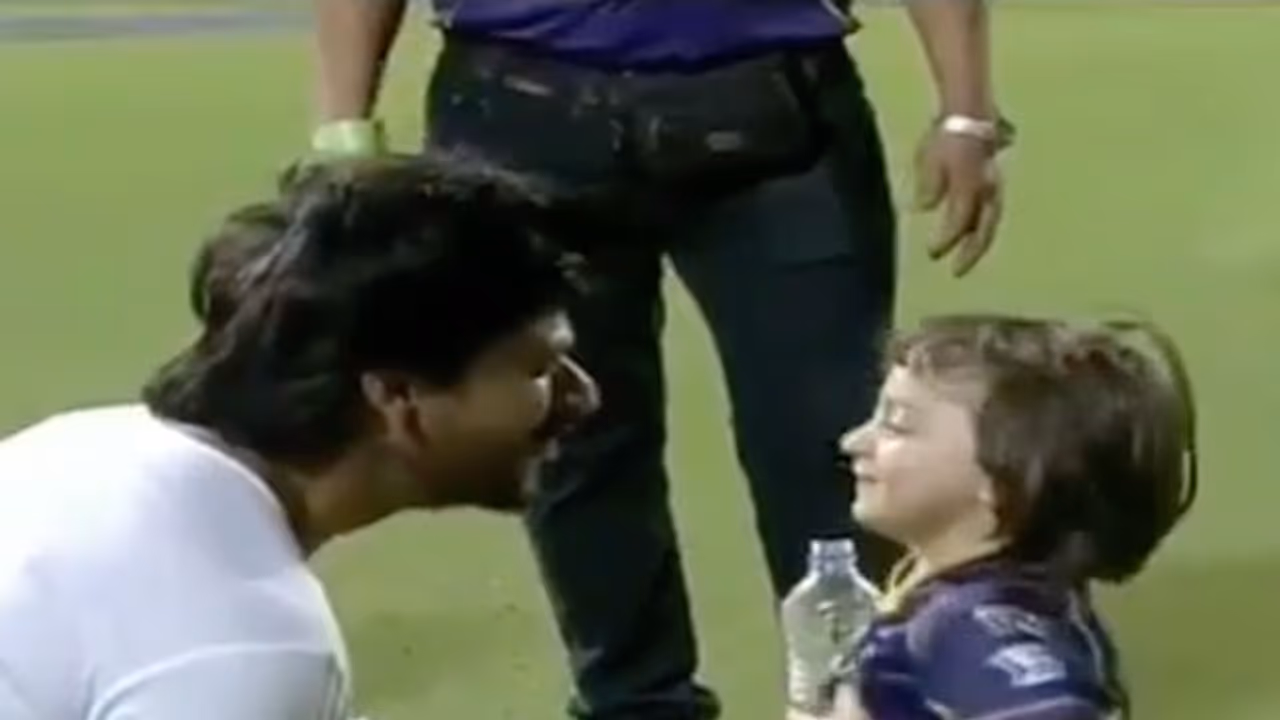 Video: Shah Rukh Khan and Abram have fun at Eden Gardens Video: Shah Rukh Khan and Abram have fun at Eden Gardens