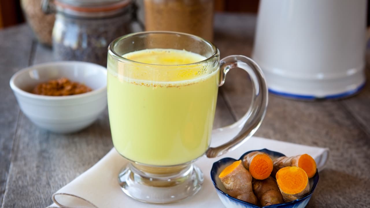 Turmeric Milk : പാലിൽ ഒരു നുള്ള് മഞ്ഞൾ ചേർത്ത് കുടിക്കൂ; ആരോഗ്യഗുണങ്ങൾ ചെറുതൊന്നുമല്ല Turmeric Milk : പാലിൽ ഒരു നുള്ള് മഞ്ഞൾ ചേർത്ത് കുടിക്കൂ; ആരോഗ്യഗുണങ്ങൾ ചെറുതൊന്നുമല്ല