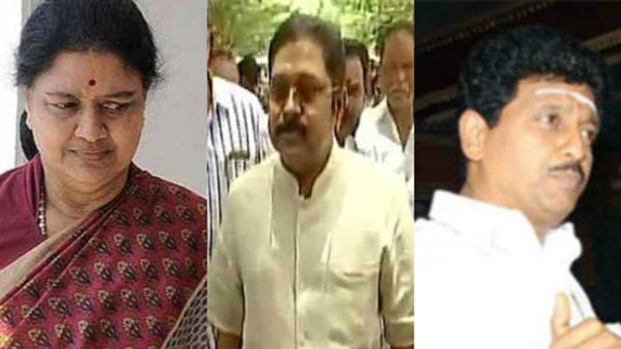 அதிகாரப் போட்டி... குடுமிப்பிடிச் சண்டை... தகராறைத் தீர்க்க முடியாமல் கண்ணீர் வடித்த சசிகலா! அதிகாரப் போட்டி... குடுமிப்பிடிச் சண்டை... தகராறைத் தீர்க்க முடியாமல் கண்ணீர் வடித்த சசிகலா!