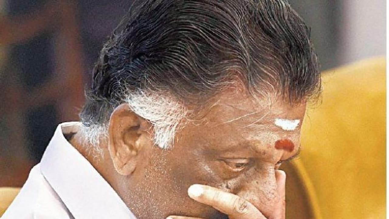 முதன் முறையாக கவர்னர் பெயரில் பத்திரப்பதிவு ஓ.பி.எஸ். கிணறு தானமாக வழங்க தீவிரம் முதன் முறையாக கவர்னர் பெயரில் பத்திரப்பதிவு ஓ.பி.எஸ். கிணறு தானமாக வழங்க தீவிரம்