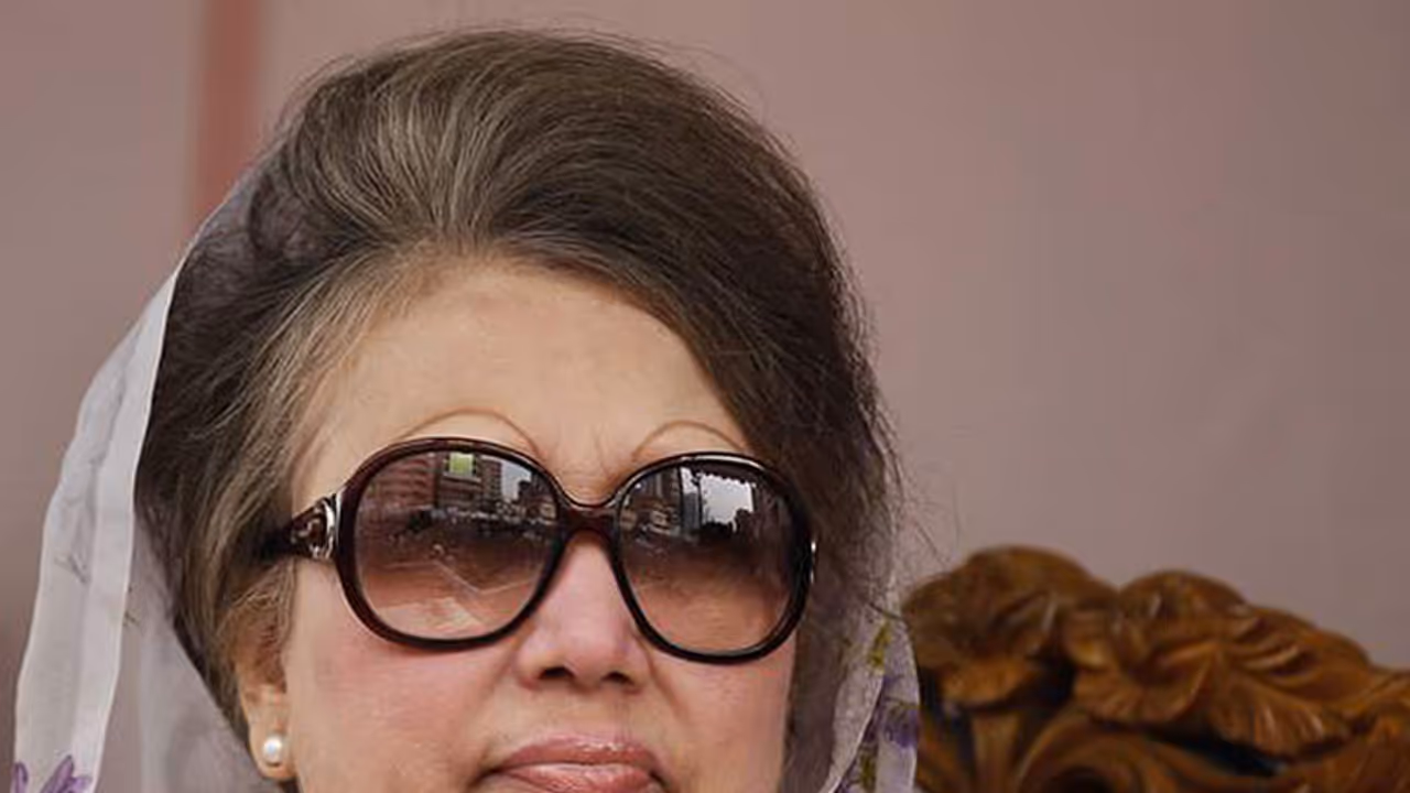 Khaleda Zia: অসুস্থ খালেদা জিয়া, চিকিৎসার জন্য বিদেশে নিয়ে যেতে চেয়ে হাসিনার কাছে আবেদন