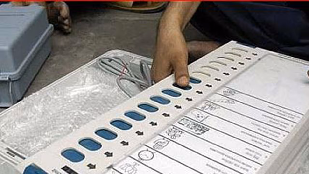 ബംഗളൂരുവിലും ഇന്ന് വോട്ടെടുപ്പ്; കോണ്ഗ്രസും ജെഡിഎസും നേർക്കുനേർ ബംഗളൂരുവിലും ഇന്ന് വോട്ടെടുപ്പ്; കോണ്ഗ്രസും ജെഡിഎസും നേർക്കുനേർ