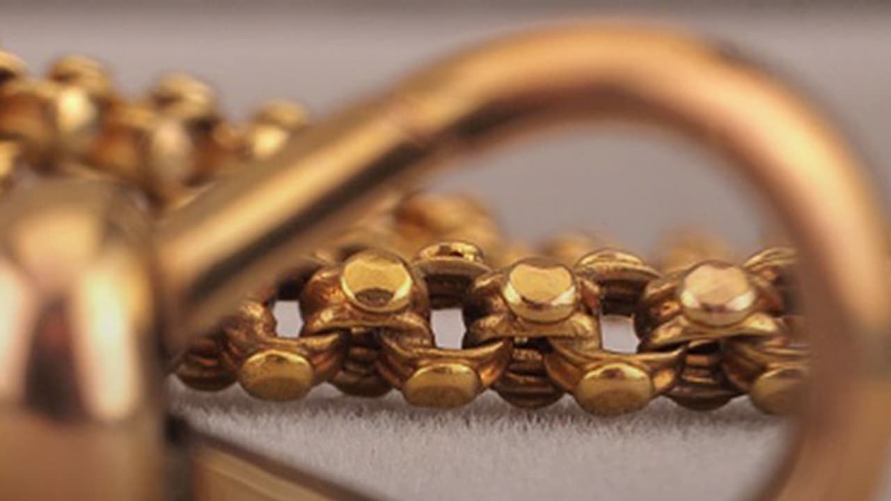 శంషాబాద్ లో రూ. 34 లక్షల విలువైన బంగారం పట్టివేత... శంషాబాద్ లో రూ. 34 లక్షల విలువైన బంగారం పట్టివేత...