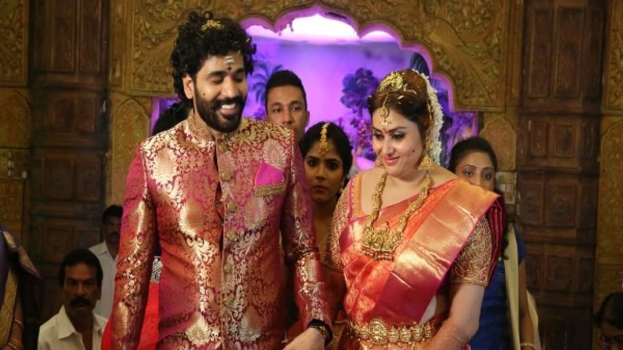 நமிதாவிற்கு அதிர்ச்சி கொடுத்த வீரா.. செய்தியாளர் சந்திப்பில் நடந்த சம்பவம்! நமிதாவிற்கு அதிர்ச்சி கொடுத்த வீரா.. செய்தியாளர் சந்திப்பில் நடந்த சம்பவம்!