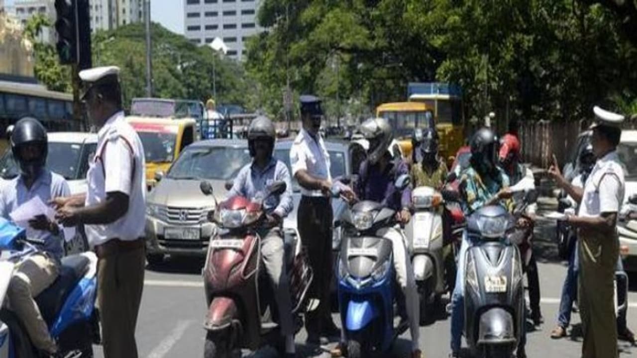 கொள்ளையோ கொள்ளை! கொள்ளைக்கு எல்லாம் கொள்ளை வசூல் வேட்டையில் காவல்துறை... கொள்ளையோ கொள்ளை! கொள்ளைக்கு எல்லாம் கொள்ளை வசூல் வேட்டையில் காவல்துறை...