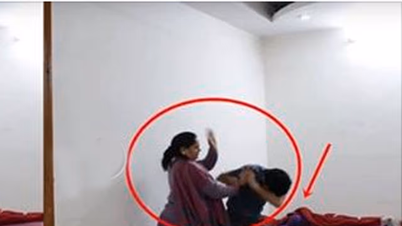 ಪ್ರೇಯಸಿಯೊಂದಿಗೆ ಬೆಡ್ ರೂಂನಲ್ಲಿದ್ದ ಮಗನಿಗೆ ತಾಯಿ ಕೊಟ್ಟಳು ಭರ್ಜರಿ ಗೂಸಾ!