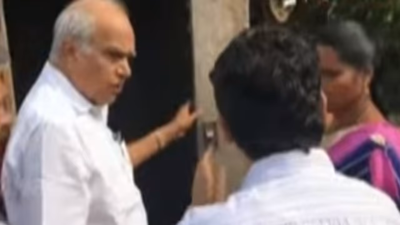 ஆளுநர் மீது இளம்பெண் பரபரப்பு புகார்..! ஊர்மக்கள் கூடியதால் பதற்றம்...! ஆளுநர் மீது இளம்பெண் பரபரப்பு புகார்..! ஊர்மக்கள் கூடியதால் பதற்றம்...!