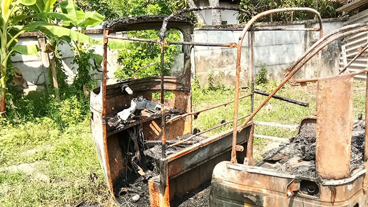 വീടിന് സമീപം പാര്ക്ക് ചെയ്തിരുന്ന ഓട്ടോറിക്ഷ അജ്ഞാത സംഘം തീവച്ചു വീടിന് സമീപം പാര്ക്ക് ചെയ്തിരുന്ന ഓട്ടോറിക്ഷ അജ്ഞാത സംഘം തീവച്ചു