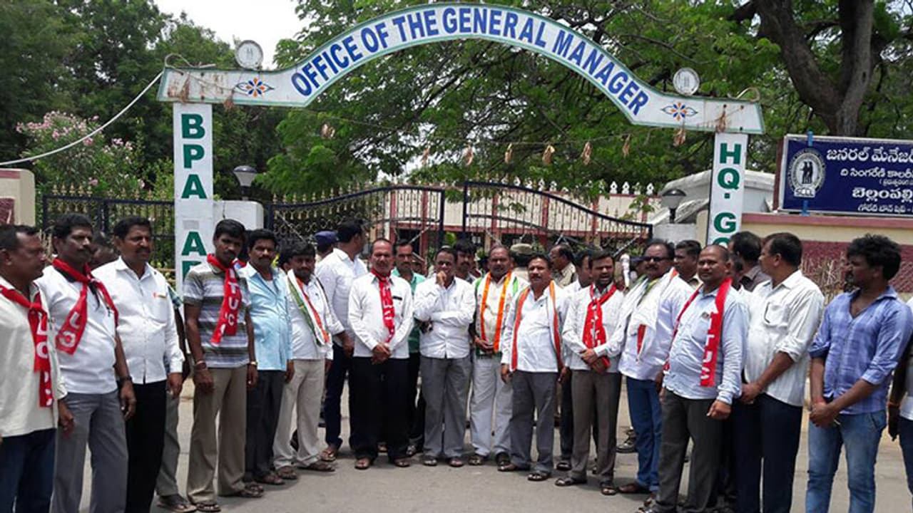 సింగరేణి కార్మికులకు బోనస్: బిజెపి వ్యూహానికి కేసీఆర్ కౌంటర్ సింగరేణి కార్మికులకు బోనస్: బిజెపి వ్యూహానికి కేసీఆర్ కౌంటర్