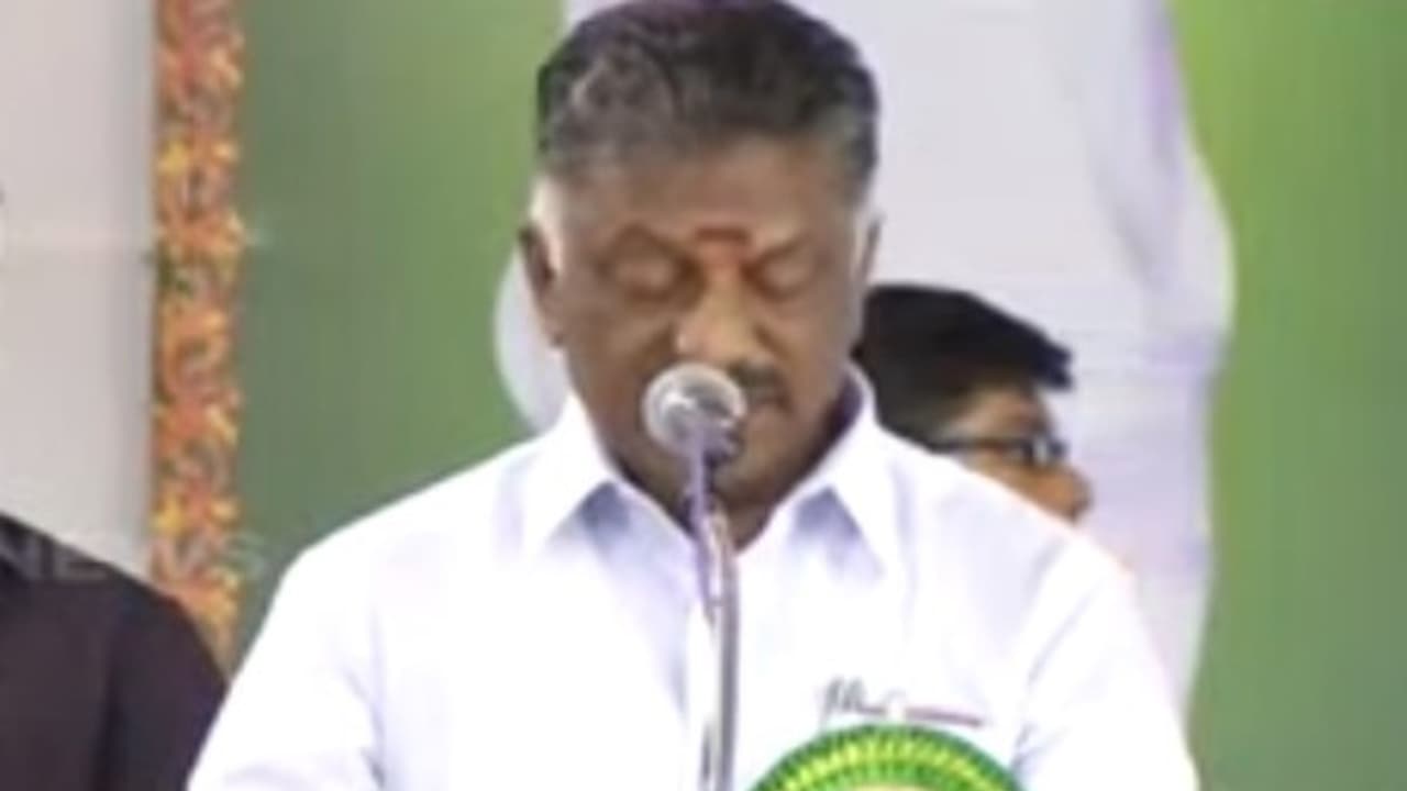 ”குடும்ப ஆட்சிக்கு இடமில்லை” உரக்கச் சொல்லும் பன்னீர்செல்வம்...! ”குடும்ப ஆட்சிக்கு இடமில்லை” உரக்கச் சொல்லும் பன்னீர்செல்வம்...!