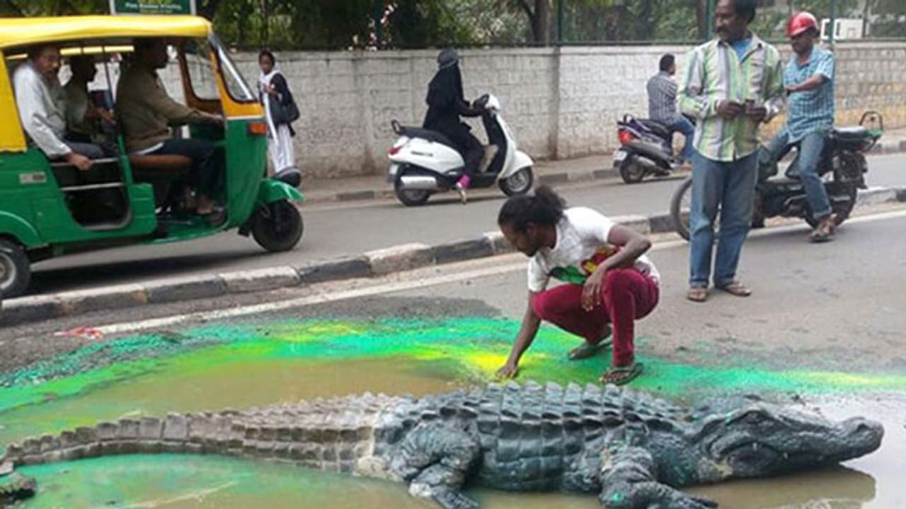 At Rs 100 per pothole, BBMP plans to make Bengalureans rich? At Rs 100 per pothole, BBMP plans to make Bengalureans rich?