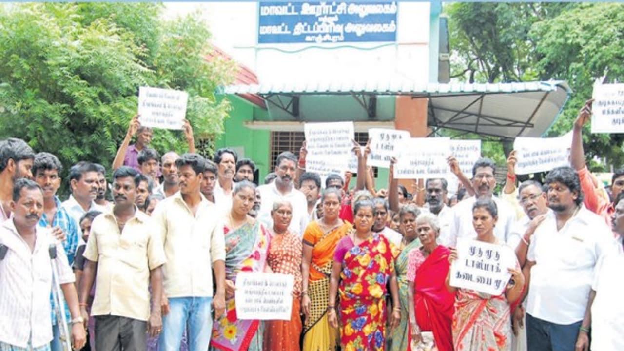 குடிவெறியர்களின் ஆபாச பேச்சுகளால் தற்கொலைக்கு முயற்சிக்கும் பெண்கள்; சாராயக் கடை நிரந்தரமாக மூடகோரி மனு… குடிவெறியர்களின் ஆபாச பேச்சுகளால் தற்கொலைக்கு முயற்சிக்கும் பெண்கள்; சாராயக் கடை நிரந்தரமாக மூடகோரி மனு…