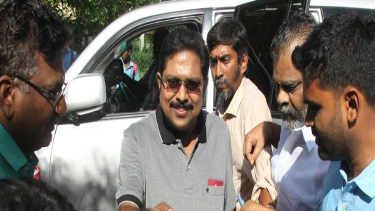 நாளை காலை 10.30 க்கு ரெடியா இருங்க... டிடிவிக்கு குக்கர் சின்னம் கிடைக்குமா? கிடைக்காதான்னனு தெரிஞ்சிடும்...! நாளை காலை 10.30 க்கு ரெடியா இருங்க... டிடிவிக்கு குக்கர் சின்னம் கிடைக்குமா? கிடைக்காதான்னனு தெரிஞ்சிடும்...!