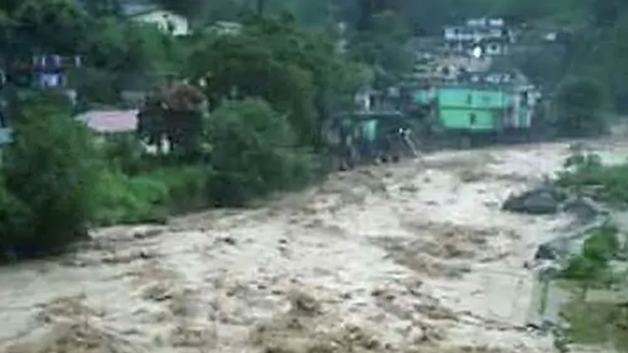 ഉത്തരാഖണ്ഡില് മേഘവിസ്ഫോടനത്തില് 2 മരണം; മറ്റുള്ളവര്ക്കായി തെരച്ചില് തുടരുന്നു ഉത്തരാഖണ്ഡില് മേഘവിസ്ഫോടനത്തില് 2 മരണം; മറ്റുള്ളവര്ക്കായി തെരച്ചില് തുടരുന്നു