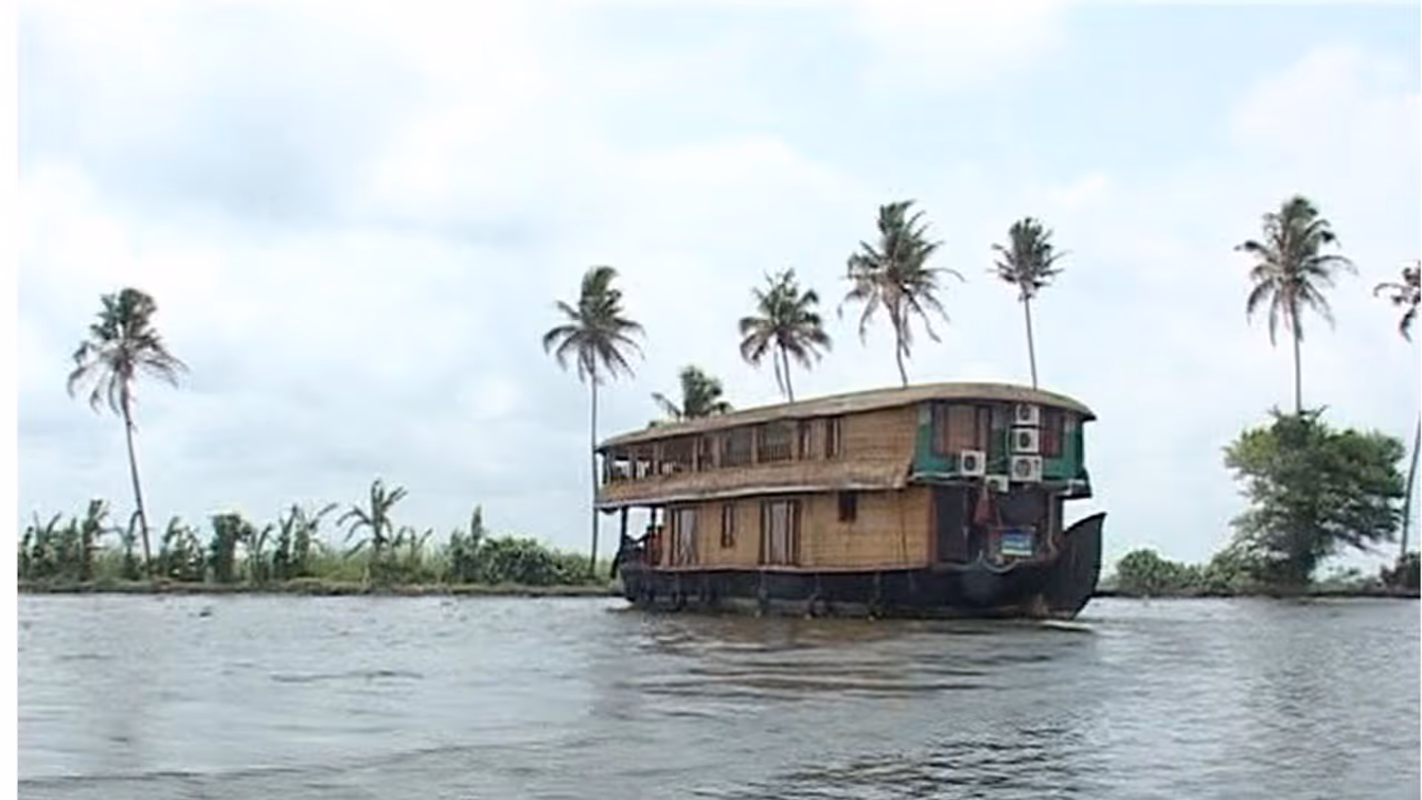 കൈനകരിയില് സഞ്ചാരികളുമായിപ്പോയ ഹൌസ്ബോട്ട് വെള്ളംകയറി മുങ്ങി, തലനാരിഴയ്ക്ക് രക്ഷപ്പെട്ടത് 12 ജീവന് കൈനകരിയില് സഞ്ചാരികളുമായിപ്പോയ ഹൌസ്ബോട്ട് വെള്ളംകയറി മുങ്ങി, തലനാരിഴയ്ക്ക് രക്ഷപ്പെട്ടത് 12 ജീവന്