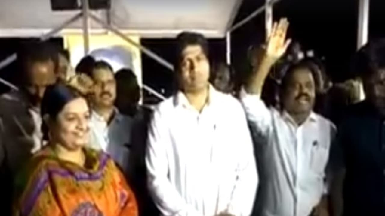 புரட்சித் தலைவர் தீபாம்மா! புரட்சித் தலைவி மாதவன் சார்... இருக்குற பிரச்சனைல இவிங்க வேற! புரட்சித் தலைவர் தீபாம்மா! புரட்சித் தலைவி மாதவன் சார்... இருக்குற பிரச்சனைல இவிங்க வேற!