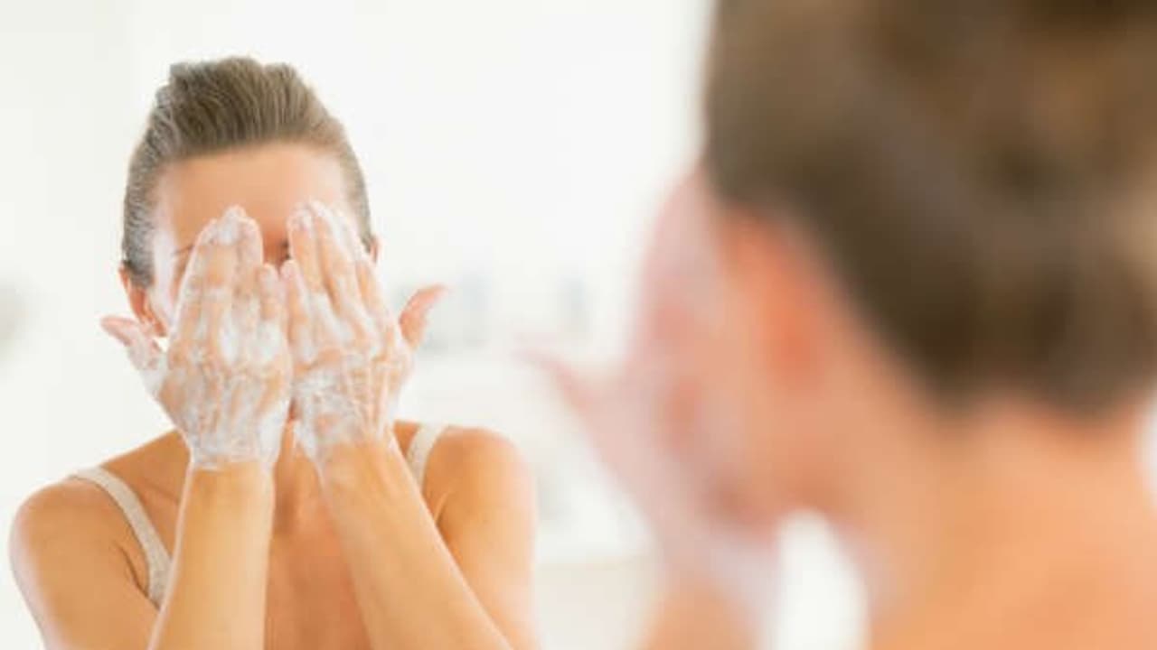 முகத்திற்கு சோப் அடிக்கடி பயன்படுத்தினால் என்ன மாதிரியான விளைவுகள் ஏற்படும் தெரியுமா? முகத்திற்கு சோப் அடிக்கடி பயன்படுத்தினால் என்ன மாதிரியான விளைவுகள் ஏற்படும் தெரியுமா?