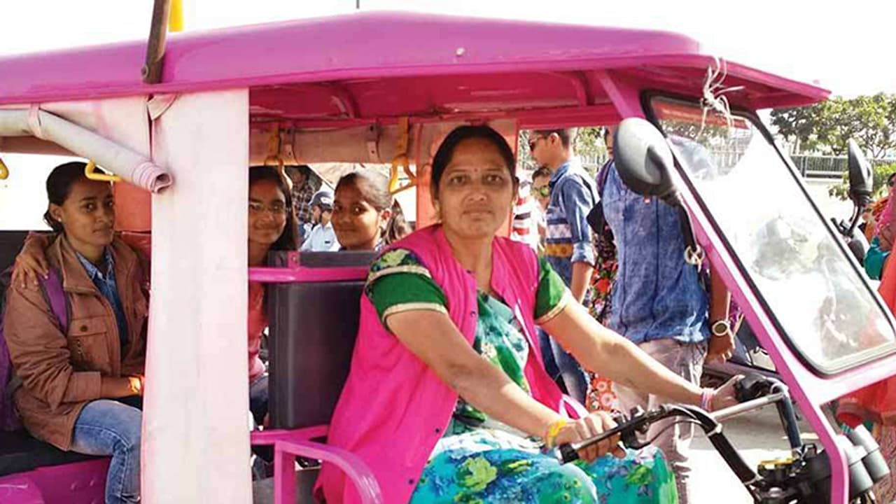 ಮಗಳ ಶಿಕ್ಷಣಕ್ಕೆ ಆಟೋ ಓಡಿಸಲು ಕಲಿತ 45 ವರ್ಷದ ಮಹಿಳೆ ಮಗಳ ಶಿಕ್ಷಣಕ್ಕೆ ಆಟೋ ಓಡಿಸಲು ಕಲಿತ 45 ವರ್ಷದ ಮಹಿಳೆ