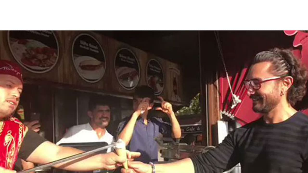 ആമിര് ഖാനെ വട്ടുപിടിപ്പിച്ച് ഐസ്ക്രീം കച്ചവടക്കാരന് വീഡിയോ ആമിര് ഖാനെ വട്ടുപിടിപ്പിച്ച് ഐസ്ക്രീം കച്ചവടക്കാരന് വീഡിയോ