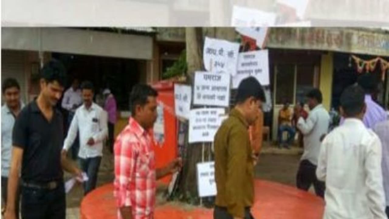 பொண்டாட்டி தொல்லை தாங்க முடில..! விடுதலை வேண்டி "கோவில் மரத்தை சுற்றும் கணவன்மார்கள்"..! பொண்டாட்டி தொல்லை தாங்க முடில..! விடுதலை வேண்டி "கோவில் மரத்தை சுற்றும் கணவன்மார்கள்"..!