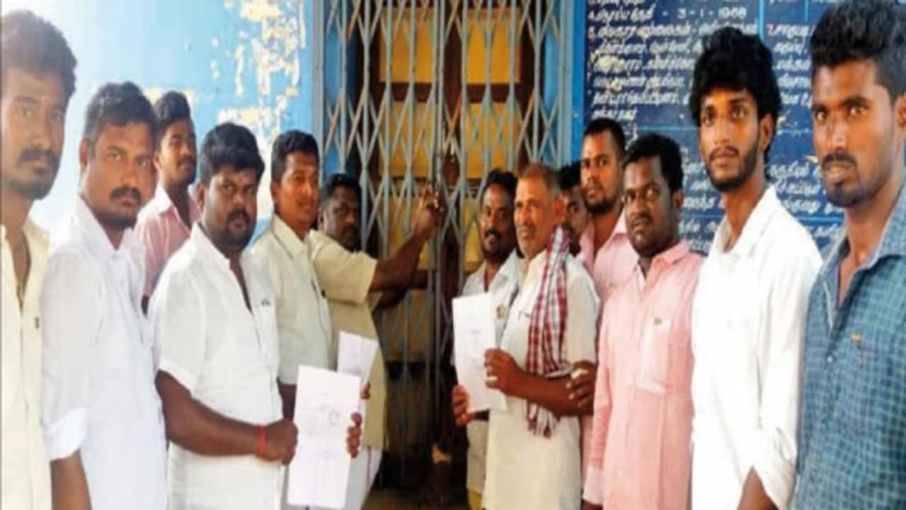 வேட்பு மனு நிராகரிப்பட்டதால் கூட்டுறவு சங்க அலுவலகத்தை பூட்டுப்போட்டு தினகரன் அணியினர் அட்டகாசம்... வேட்பு மனு நிராகரிப்பட்டதால் கூட்டுறவு சங்க அலுவலகத்தை பூட்டுப்போட்டு தினகரன் அணியினர் அட்டகாசம்...