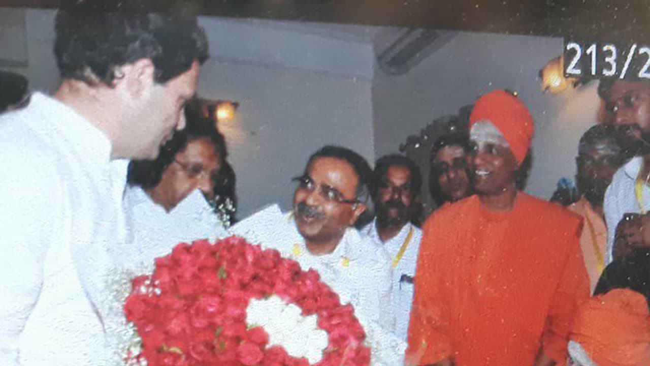 ಸಿದ್ದಗಂಗಾ ಶ್ರೀಗಳಿಗೆ ತಲೆ ಬಾಗಿಸದ ರಾಹುಲ್ ಗಾಂಧಿ ಸಿದ್ದಗಂಗಾ ಶ್ರೀಗಳಿಗೆ ತಲೆ ಬಾಗಿಸದ ರಾಹುಲ್ ಗಾಂಧಿ