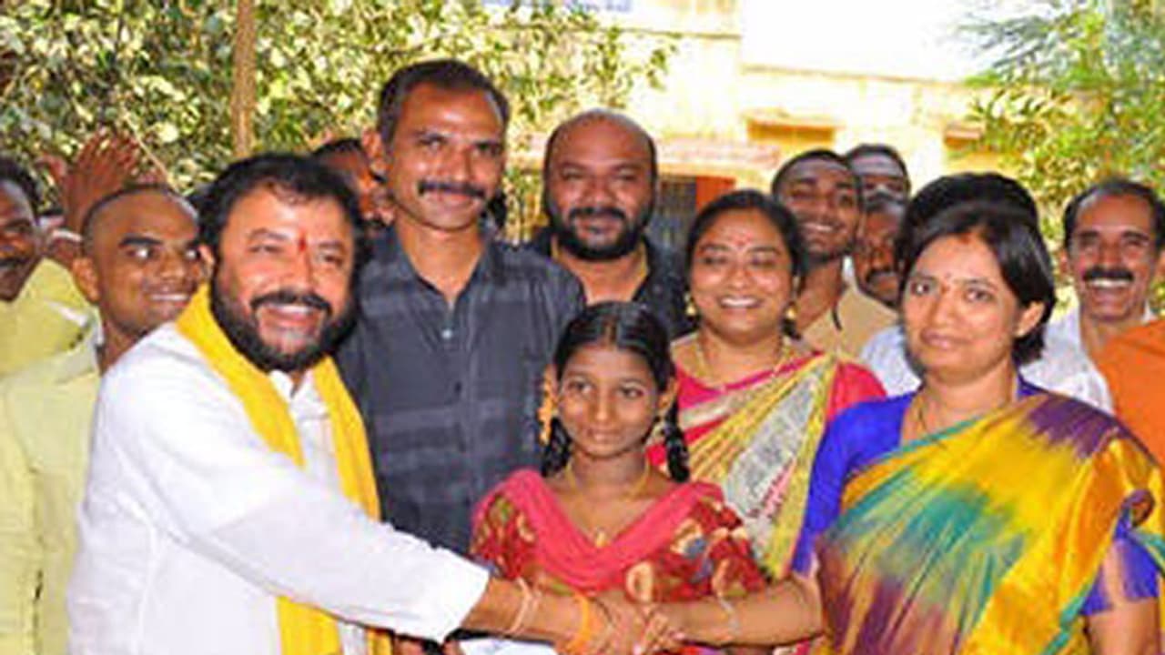 చీఫ్ విప్ చింతమనేని, ఎమ్మార్వో వనజాక్షి చేతులు కలిపారు చీఫ్ విప్ చింతమనేని, ఎమ్మార్వో వనజాక్షి చేతులు కలిపారు