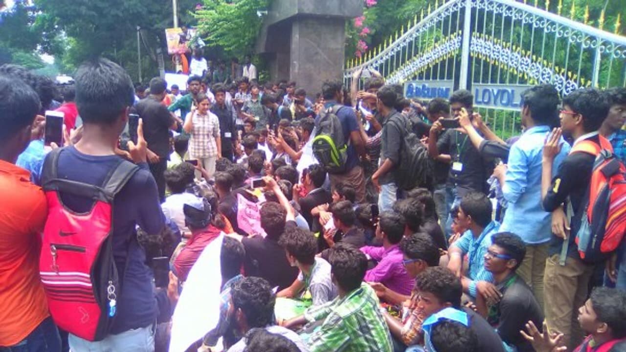 நீட்'க்கு எதிராக வெடித்த போராட்டம்! தமிழகமெங்கும் களத்தில் குதிக்கும் கல்லூரி மாணவர்கள்! நீட்'க்கு எதிராக வெடித்த போராட்டம்! தமிழகமெங்கும் களத்தில் குதிக்கும் கல்லூரி மாணவர்கள்!