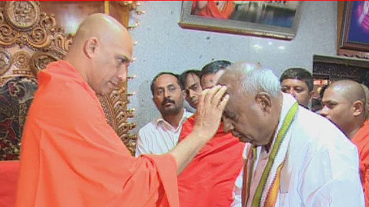 ದೇವೇಗೌಡರಿಂದ 'ನಿರ್ಮಲ' ಸಂಧಾನ: ಕೆಲ ವರ್ಷಗಳಿಂದ ಮಠದಿಂದ ದೂರವುಳಿದಿದ್ದ ಗೌಡರು ದೇವೇಗೌಡರಿಂದ 'ನಿರ್ಮಲ' ಸಂಧಾನ: ಕೆಲ ವರ್ಷಗಳಿಂದ ಮಠದಿಂದ ದೂರವುಳಿದಿದ್ದ ಗೌಡರು