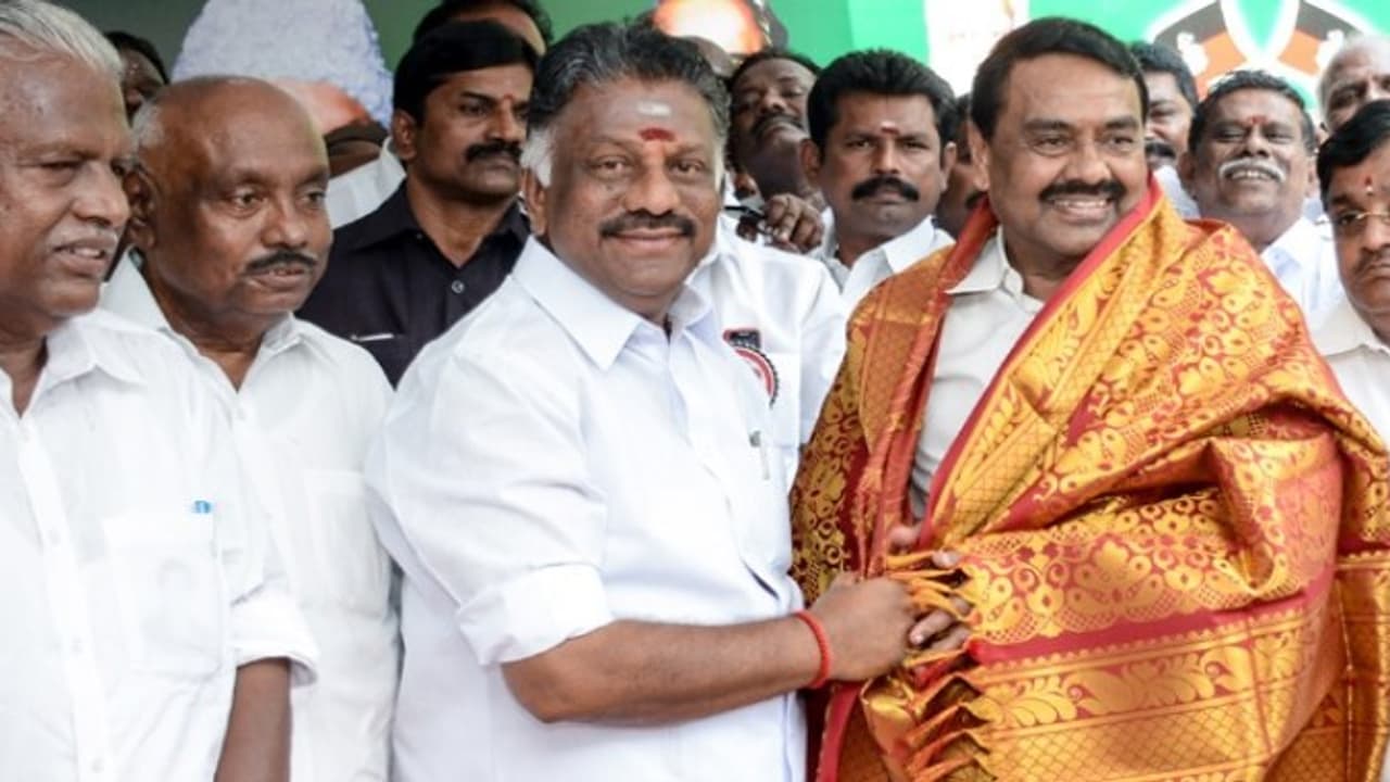 ’எடப்பாடி ஆட்சி ஒரு மாதத்தில் கவிழும்...’அடித்துச் சொல்லும் அதிமுக முன்னாள் முக்கியப்புள்ளி..! ’எடப்பாடி ஆட்சி ஒரு மாதத்தில் கவிழும்...’அடித்துச் சொல்லும் அதிமுக முன்னாள் முக்கியப்புள்ளி..!