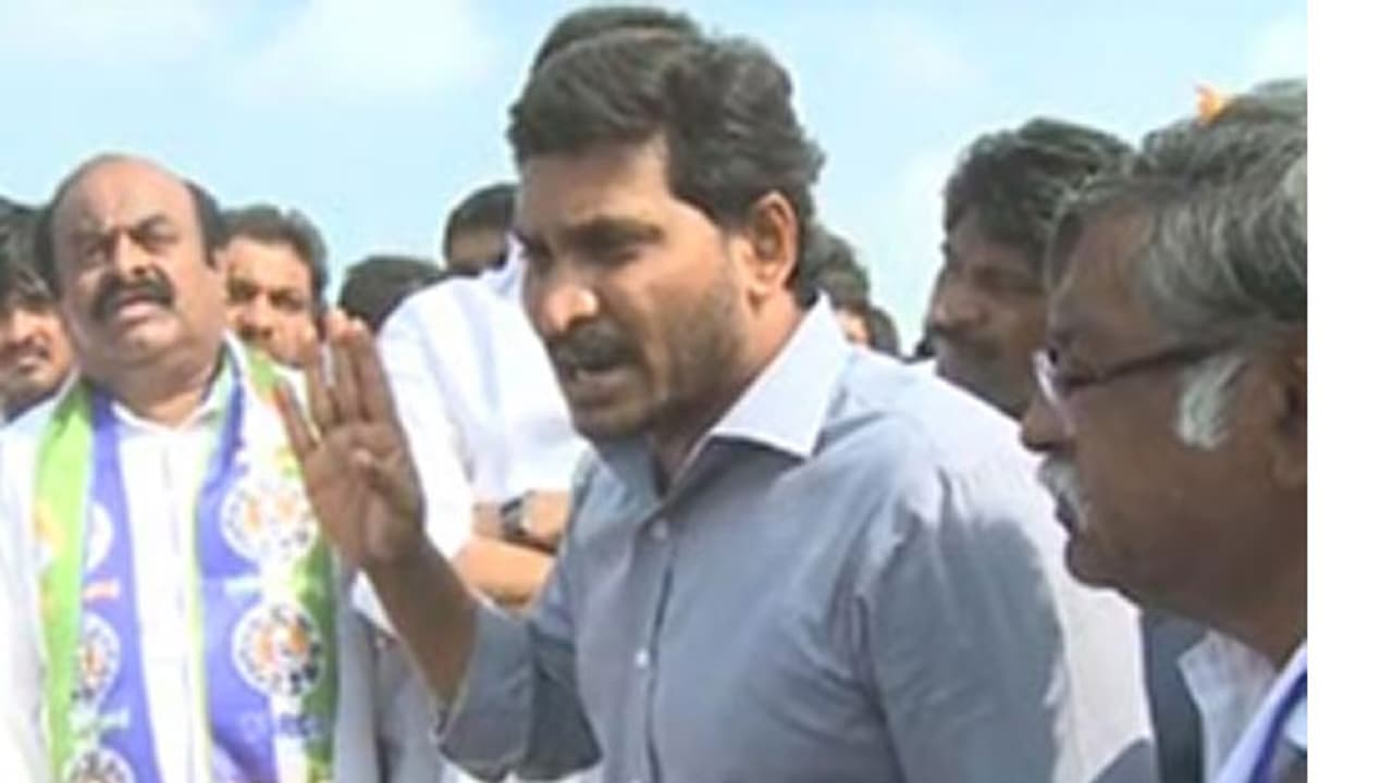 తండ్రి బాటలోనే జగన్ పాదయాత్ర తండ్రి బాటలోనే జగన్ పాదయాత్ర