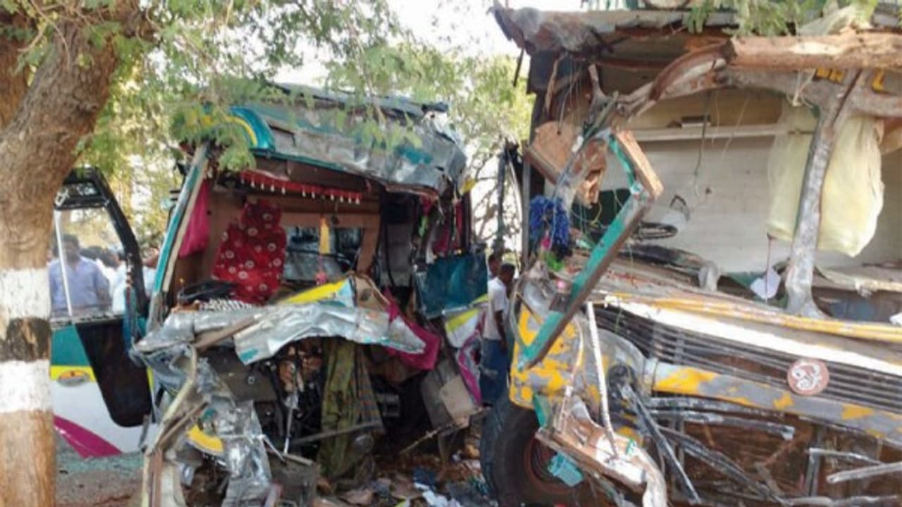 லாரி மற்றும் வேன் நேருக்கு நேர் பயங்கரமாக மோதல் ஓட்டுநர்கள் இருவர் உடல் நசுங்கி பலி; 10 பேர் காயம்... லாரி மற்றும் வேன் நேருக்கு நேர் பயங்கரமாக மோதல் ஓட்டுநர்கள் இருவர் உடல் நசுங்கி பலி; 10 பேர் காயம்...