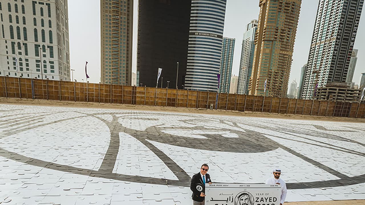 രാഷ്ട്രപിതാവിനോടുള്ള ആദരവില് വിസ്മയം തീര്ത്ത് ദുബായ്; പുതിയ ഗിന്നസ് റെക്കോര്ഡ് രാഷ്ട്രപിതാവിനോടുള്ള ആദരവില് വിസ്മയം തീര്ത്ത് ദുബായ്; പുതിയ ഗിന്നസ് റെക്കോര്ഡ്