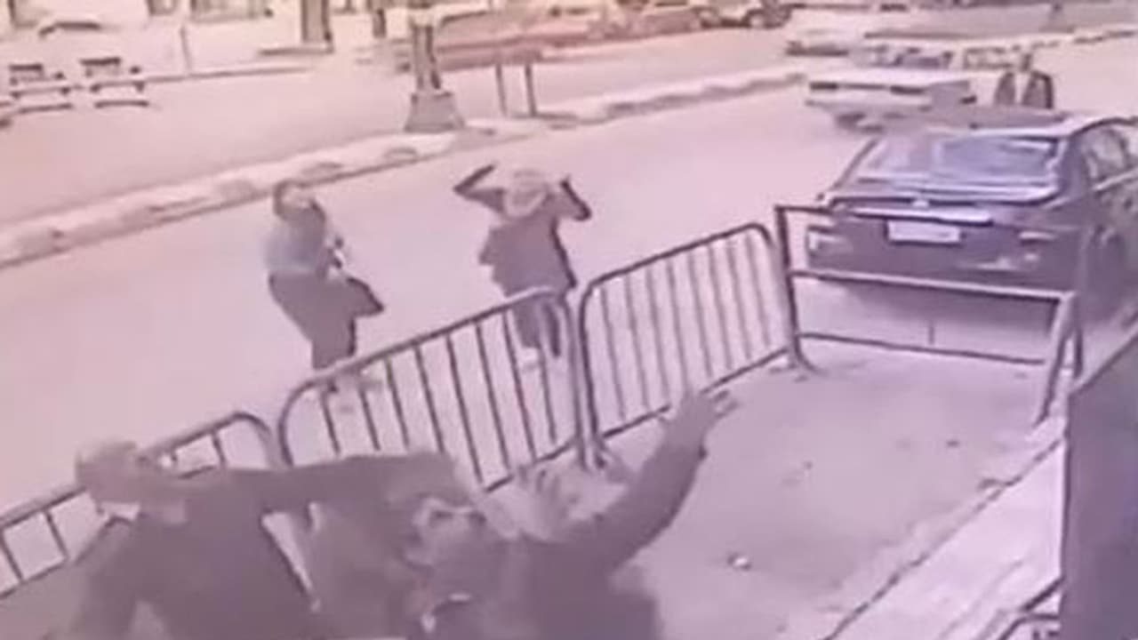 ഇതാണ് ഹീറോയിസം; മൂന്നാം നിലയില്‍ നിന്നു വീണ കുട്ടിയെ അത്ഭുതകരമായി രക്ഷിച്ച് പോലീസുകാര്‍