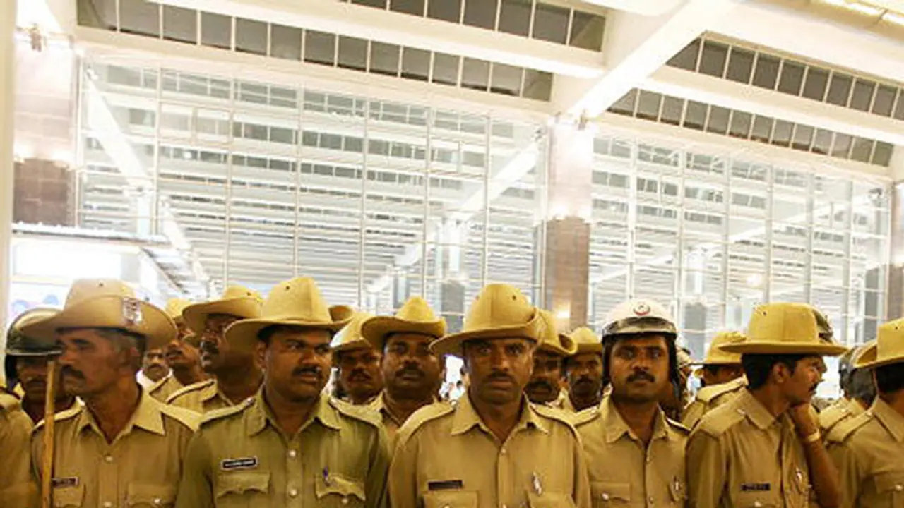 ಆರ್ಡರ್ಲಿಗಳ ನೇಮಕ ವಿಚಾರ: ರಾಜ್ಯ ಪೊಲೀಸ್ ಪ್ರಾಧಿಕಾರಕ್ಕೆ ವಕೀಲರಿಂದ ದೂರು ಆರ್ಡರ್ಲಿಗಳ ನೇಮಕ ವಿಚಾರ: ರಾಜ್ಯ ಪೊಲೀಸ್ ಪ್ರಾಧಿಕಾರಕ್ಕೆ ವಕೀಲರಿಂದ ದೂರು