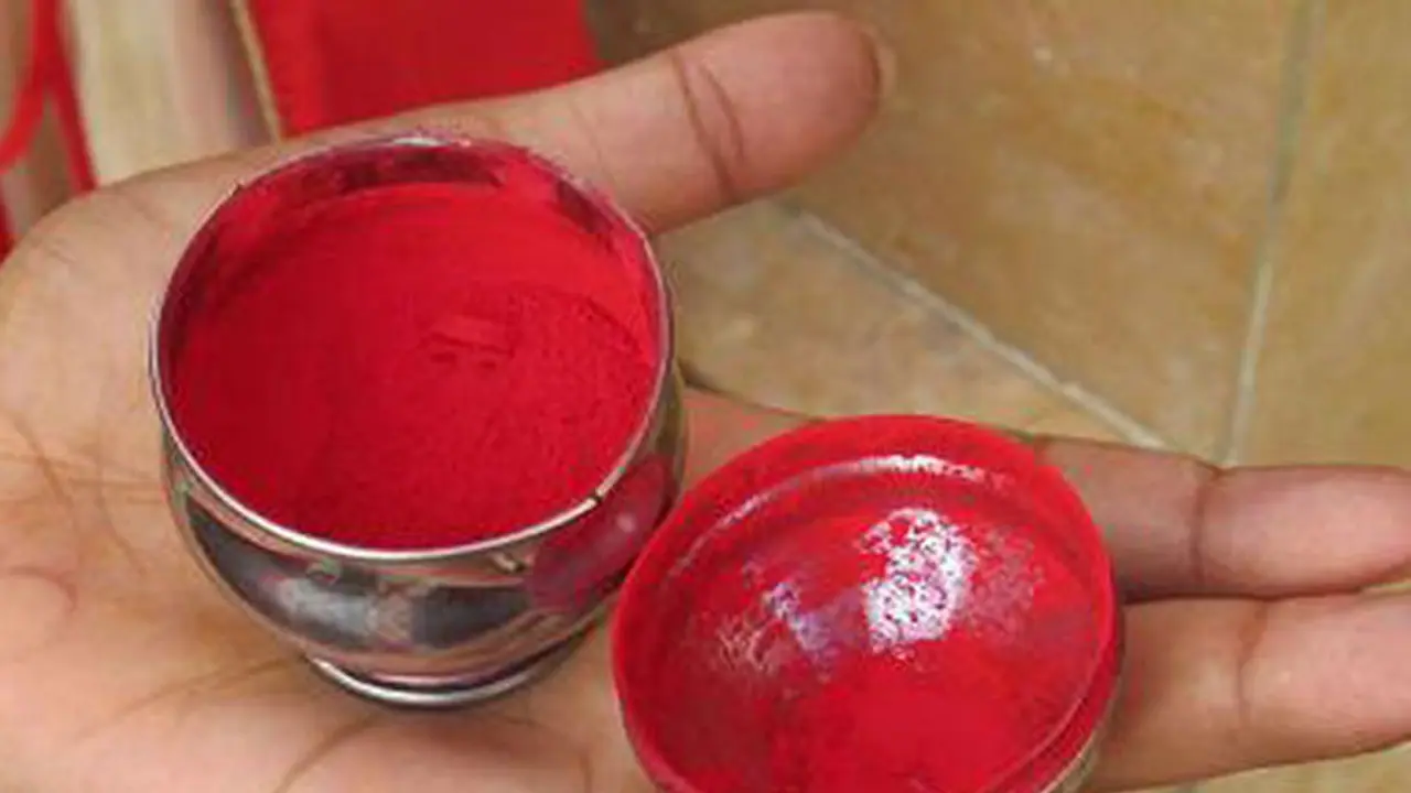 സഹപാഠിയുടെ തലയില് സിന്ദുരമിട്ടതിന് വിദ്യാര്ത്ഥിയെ ജാമ്യമില്ലാ വകുപ്പ് ചേര്ത്ത് അറസ്റ്റ് ചെയ്തു സഹപാഠിയുടെ തലയില് സിന്ദുരമിട്ടതിന് വിദ്യാര്ത്ഥിയെ ജാമ്യമില്ലാ വകുപ്പ് ചേര്ത്ത് അറസ്റ്റ് ചെയ്തു