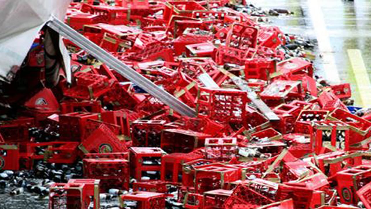 ರಸ್ತೆಯಲ್ಲೇ ಹರಿಯಿತು ಬಿಯರ್ ಹೊಳೆ! ರಸ್ತೆಯಲ್ಲೇ ಹರಿಯಿತು ಬಿಯರ್ ಹೊಳೆ!