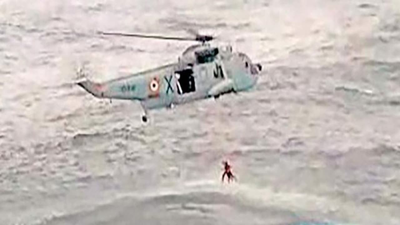 7 ஊழியர்களுடன் சென்ற ஹெலிகாப்டர் மாயம்... கடலில் கண்டெடுத்த 3 பேர் உடல்கள்... 7 ஊழியர்களுடன் சென்ற ஹெலிகாப்டர் மாயம்... கடலில் கண்டெடுத்த 3 பேர் உடல்கள்...