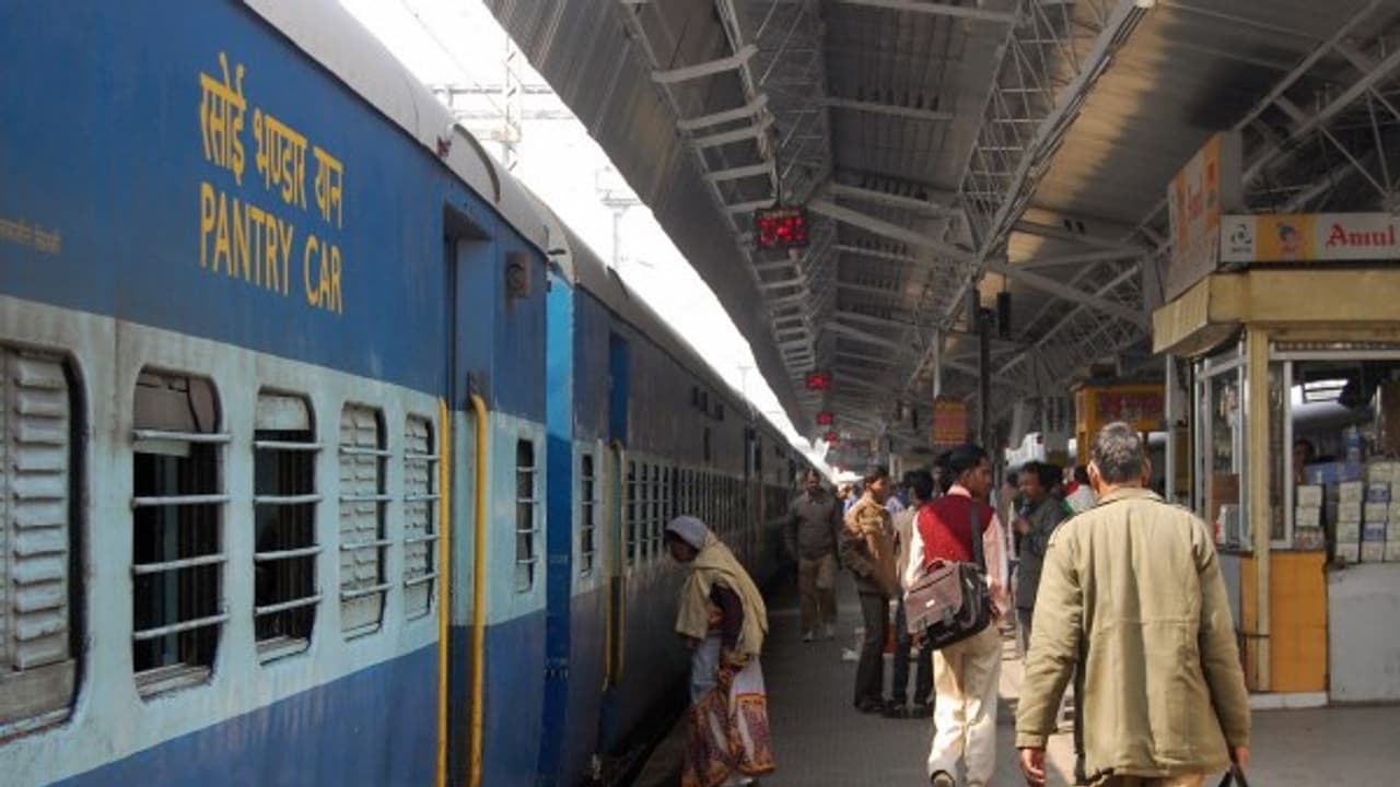 பிளாட்பார்ம் டிக்கெட் 2 மடங்காக உயர்வு! பொதுமக்கள் அதிர்ச்சி! பிளாட்பார்ம் டிக்கெட் 2 மடங்காக உயர்வு! பொதுமக்கள் அதிர்ச்சி!