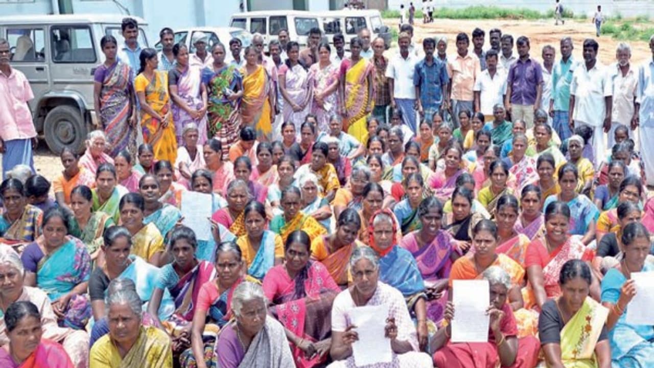 திருப்பூரில் சாராயக் கடையை அகற்றக்கோரி 400 க்கும் மேற்பட்டோர் தர்ணா; அதிர்ந்தது ஆட்சியர் அலுவலகம்… திருப்பூரில் சாராயக் கடையை அகற்றக்கோரி 400 க்கும் மேற்பட்டோர் தர்ணா; அதிர்ந்தது ஆட்சியர் அலுவலகம்…